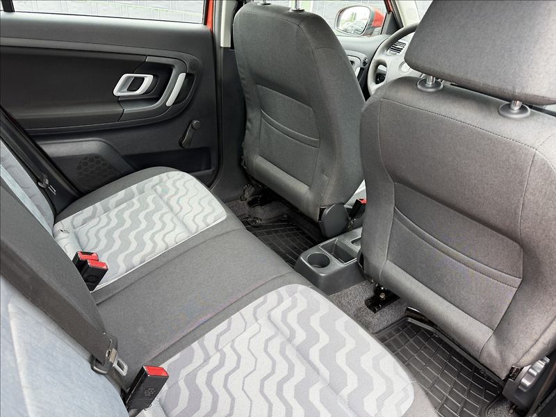 Škoda Fabia II 1.4 Ambiente - fotka 16 z 17