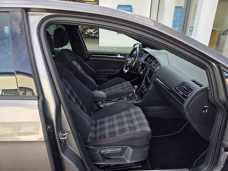 Volkswagen Golf 2.0 GTI - fotka 35 z 49