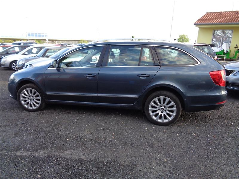 Škoda Superb 2,0 - fotka 2 z 14