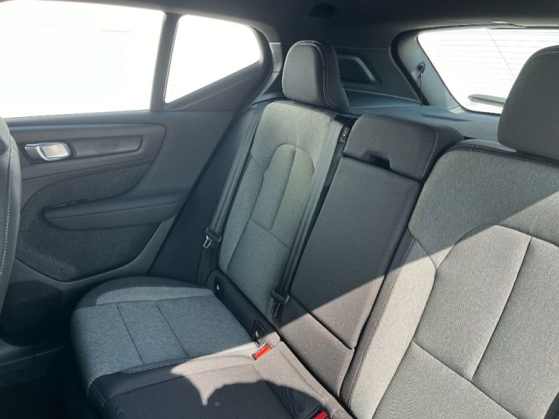 Volvo XC40 CORE B3 FWD 120kW - fotka 17 z 21