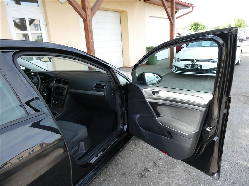 Volkswagen Golf 1,6 TDi 77kW serviska, xenony - fotka 24 z 50