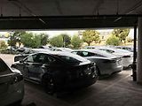 Parkoviště odložených elektromobilů Tesla.