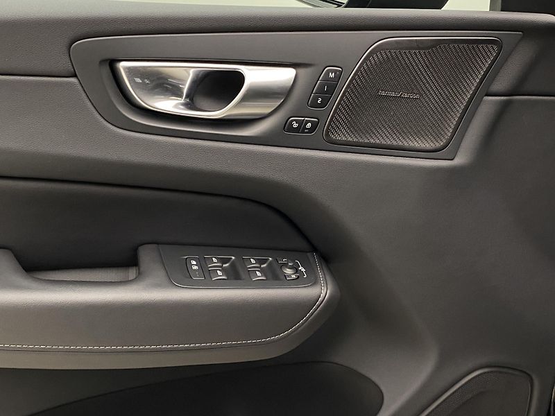 Volvo XC60 B4 AWD DARK PLUS AUT  - fotka 29 z 56