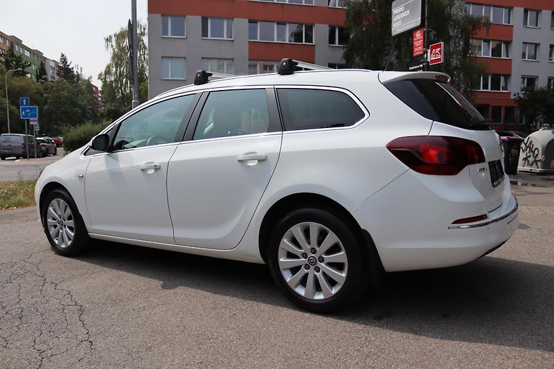 Opel Astra Opel Astra J Sports Tourer 1.7 - fotka 17 z 54
