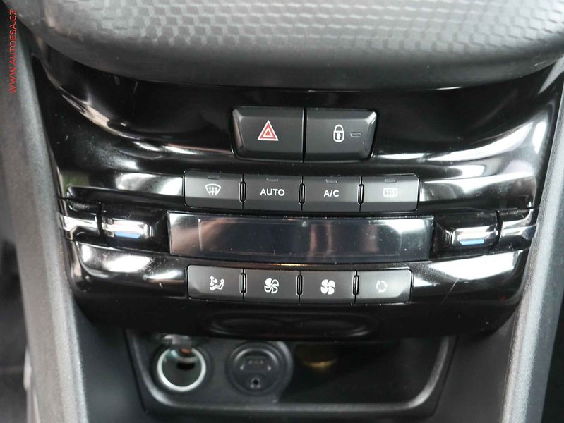 Peugeot 2008 (2016) 1.2 PT, 1.maj,ČR, servis - fotka 14 z 20