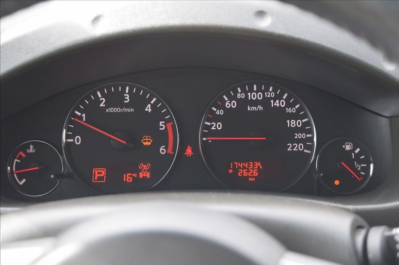 Nissan Navara 3,0 dCi V6 170KW TAŽNÉ 4X4 ALU - fotka 32 z 45