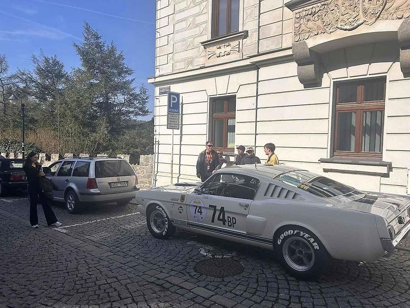 Michal a Jonáš Pavlíčkovi na startu. Rallye Spring Classic startovalo v sobotu 12. dubna dopoledne z jihočeského Tábora. Na trasu 231 kilometrů vyrazilo 100 posádek.
