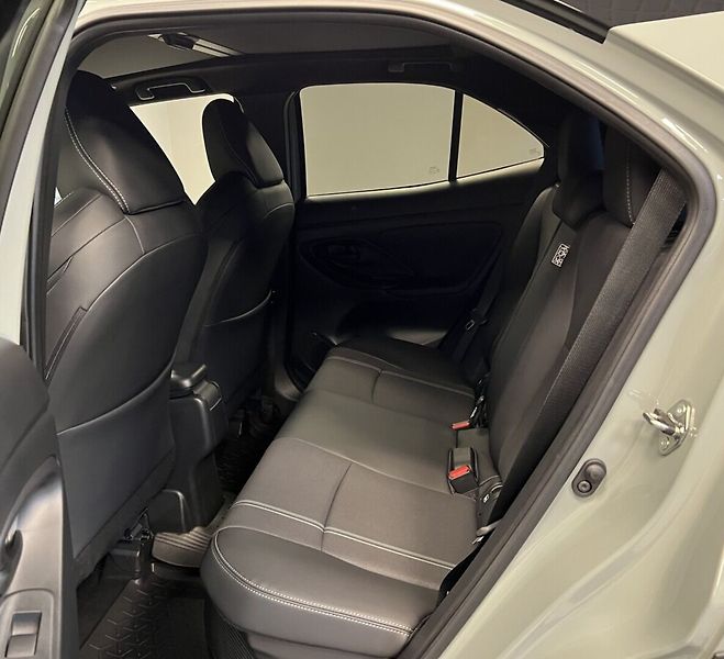 Toyota Yaris Cross 1,5 Hybrid AT AWD Premiere Edi - fotka 12 z 19