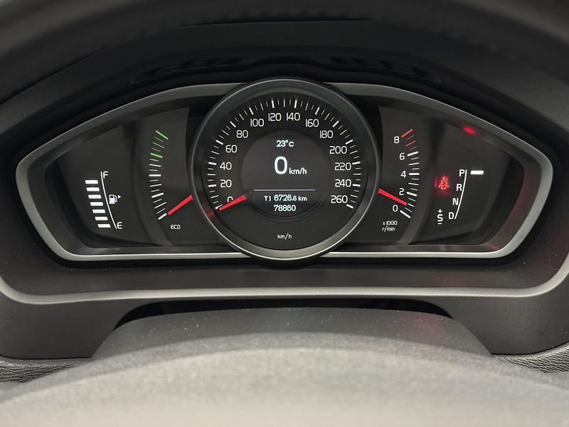 Volvo V40 T2 MOMENTUM AUT - fotka 16 z 41