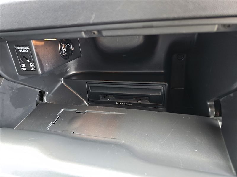 Škoda Rapid 1,0 TSi Drive NAVI ALU - fotka 31 z 39
