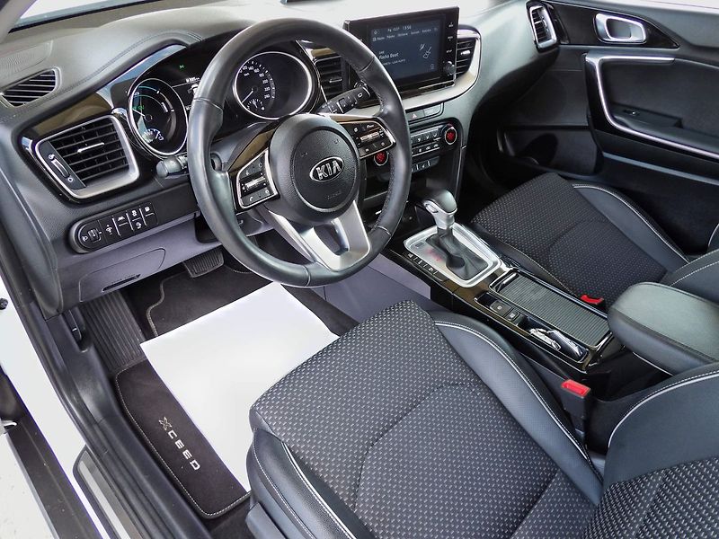 Kia Ceed 1.6GDI PHEV Comfort Tažné - fotka 20 z 36