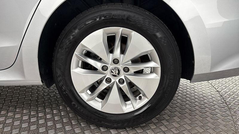 Škoda Octavia 2.0 TDI Ambition Combi - fotka 19 z 24