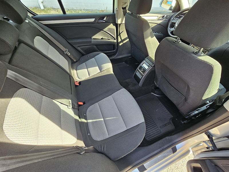 Škoda Superb (2011) 2.0TDI - fotka 16 z 19