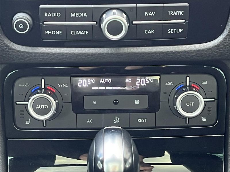 Volkswagen Touareg 3,0 TDI  V6 150 kW DSG 4M - fotka 17 z 36