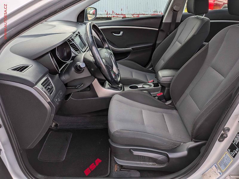 Hyundai i30 (2014) 1.6CRDi, ČR, AC, navi, park - fotka 9 z 16