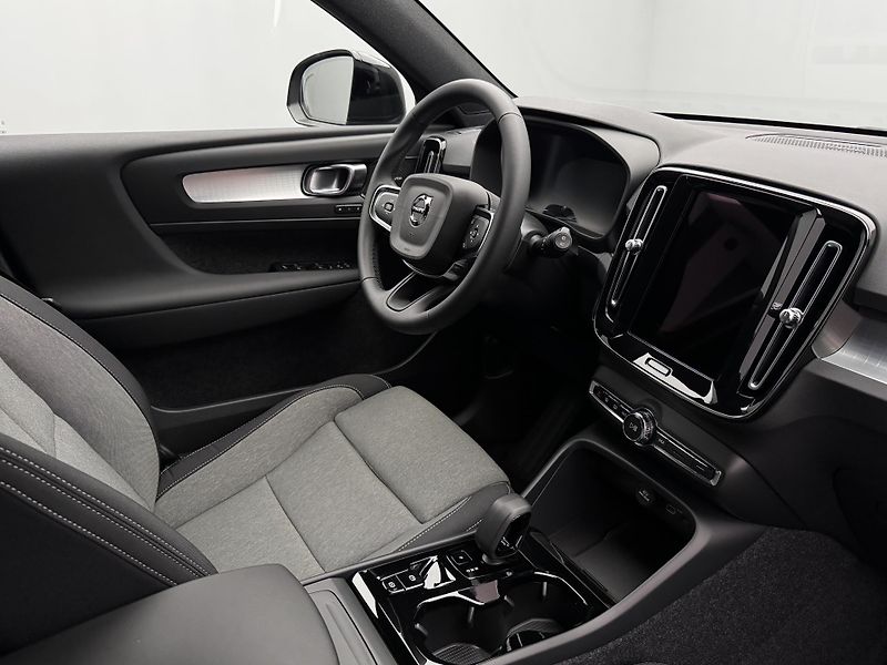 Volvo XC40 (2026) B3 AUT DARK PLUS - fotka 22 z 24