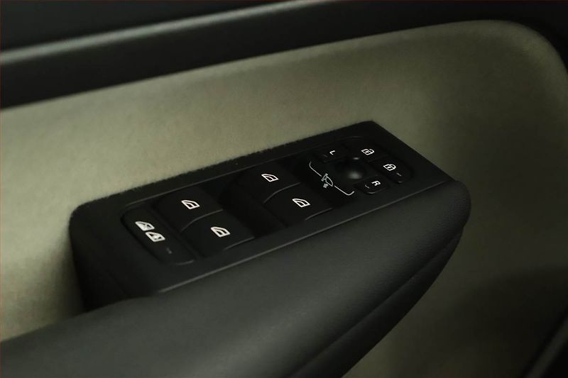 Volvo XC40 (2022) Plus B4 - fotka 16 z 17