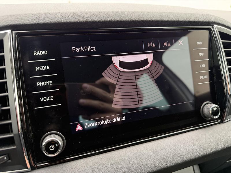 Škoda Karoq 1.0 TSI NAVI TAŽNÉ SERVISKA - fotka 25 z 46
