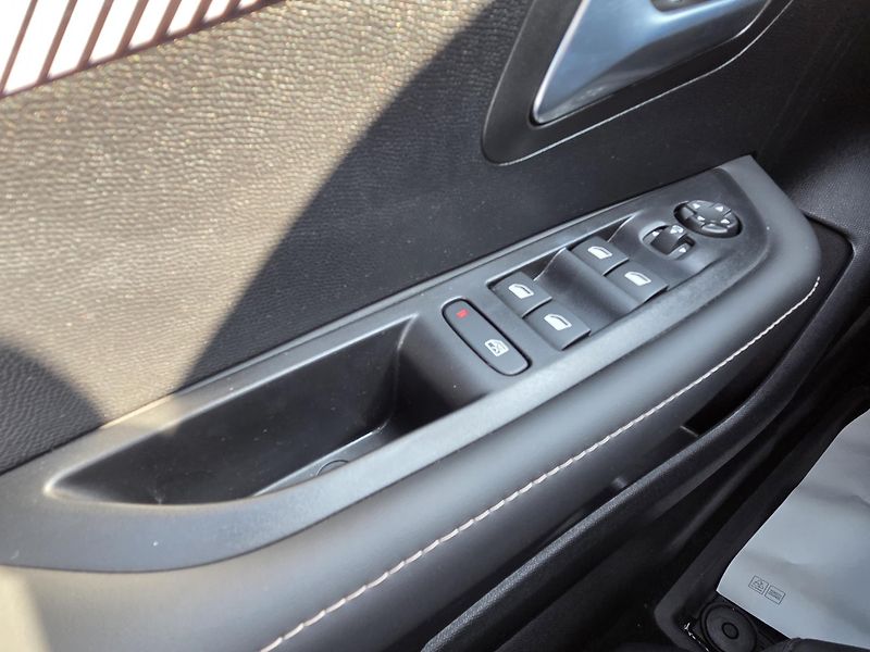 Peugeot 208 (2025)  Hybrid e-DCS 110 ALLURE - fotka 23 z 28
