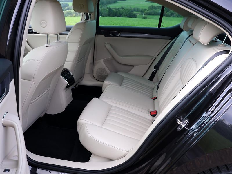 Škoda Superb 2,0 TDI 147kW DSG Style 4x4 CZ - fotka 14 z 45
