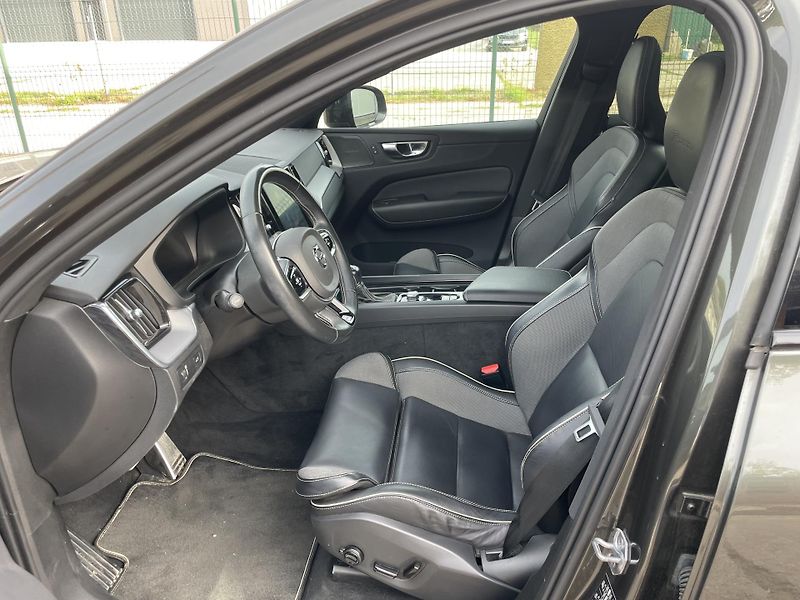 Volvo XC60 B4 FWD R Design - fotka 9 z 15