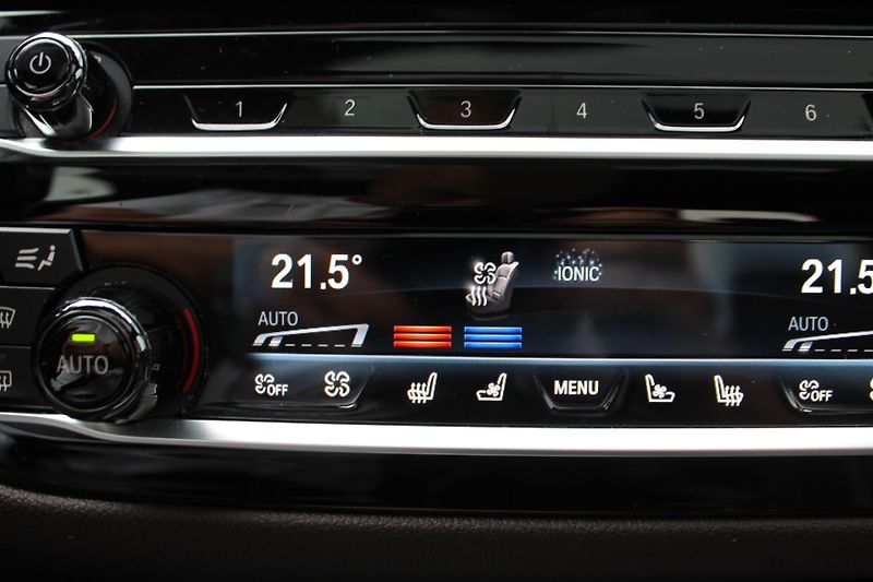BMW Řada 5 M550i xDrive Sedan - fotka 22 z 28