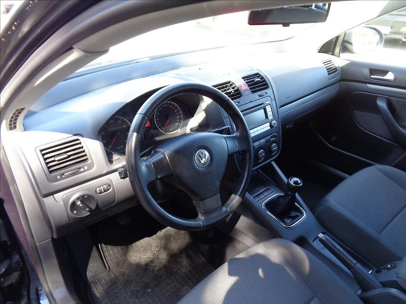 Volkswagen Golf Variant 1,6 - fotka 17 z 22