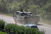 První armádní výcvik přesunu tanků Leopard 2A4 na dálnici D35.