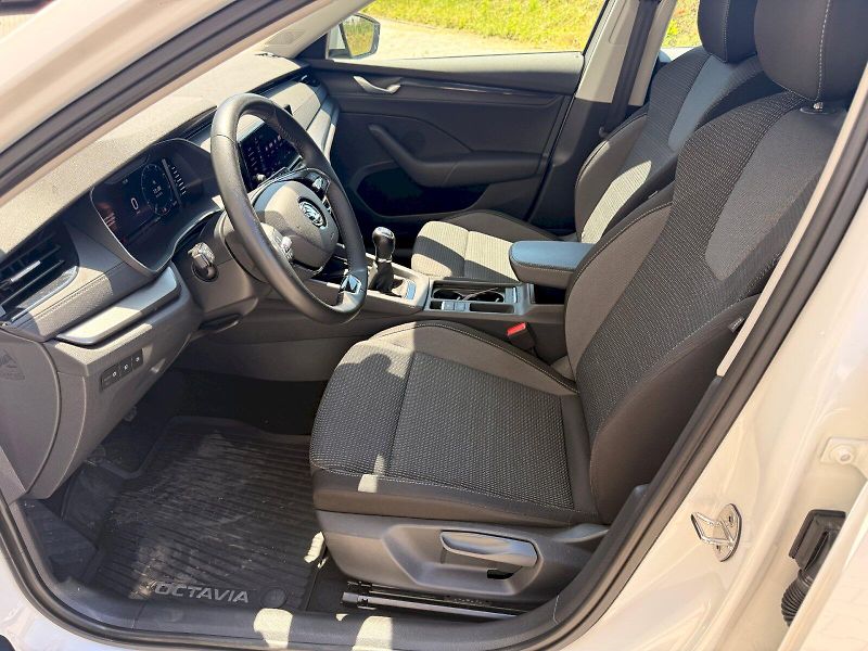 Škoda Octavia (2023) COM AMB TD 110/2.0 M6F - fotka 25 z 30