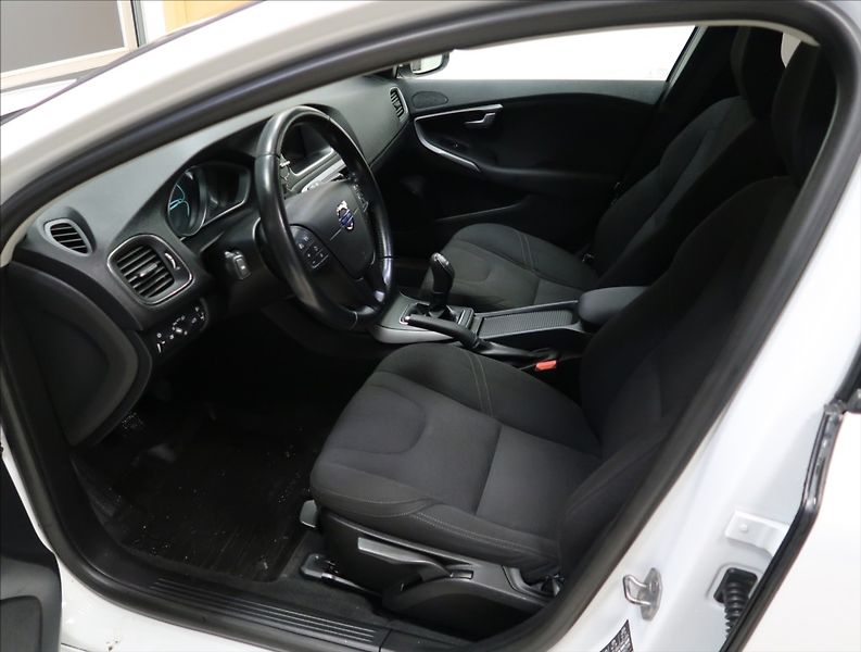 Volvo V40 1,6 D2 VÝHŘEV SEDADEL 2x ALU - fotka 7 z 23