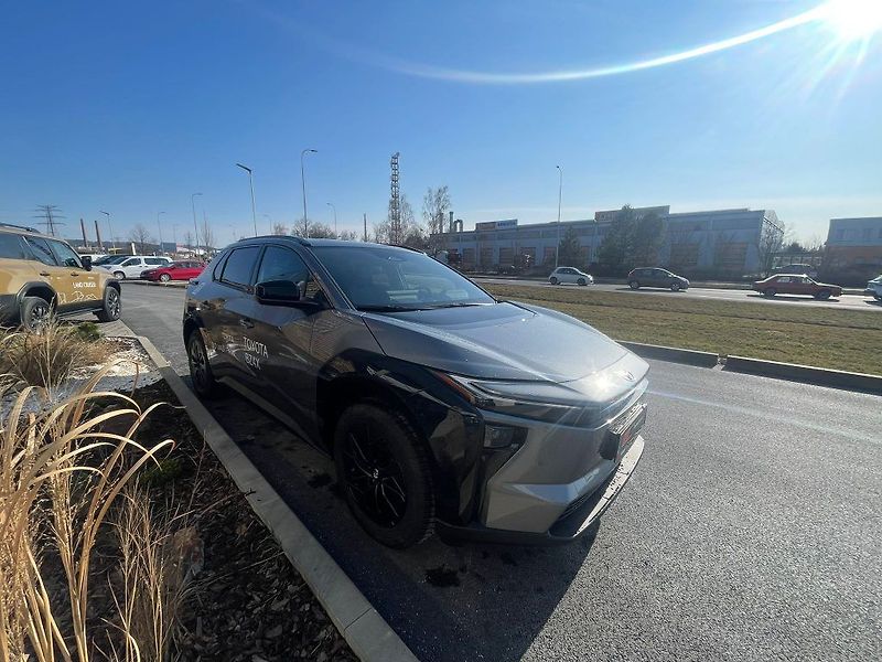 Toyota bZ4X EV FWD 73.1 kWH Style - fotka 13 z 30