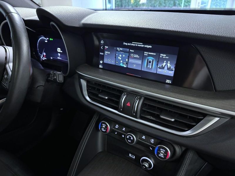 Alfa Romeo Stelvio (2023) 2.2 JTDm 210k AT8 ZF Q4 4x4 TI - fotka 9 z 21