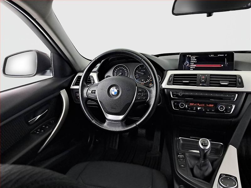 BMW Řada 3 (2014) 320 d, Navi, Xenony - fotka 7 z 15