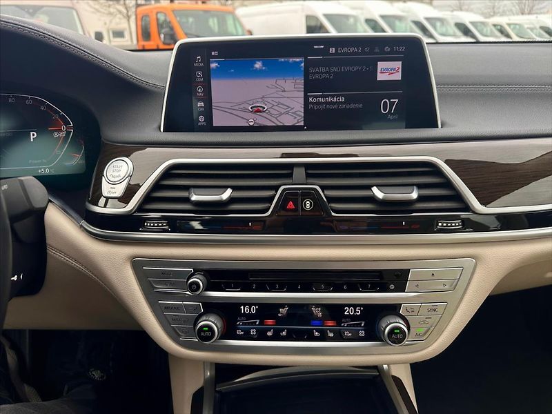 BMW Řada 7 4,4 750i xDrive 390 kW DPH - fotka 28 z 40