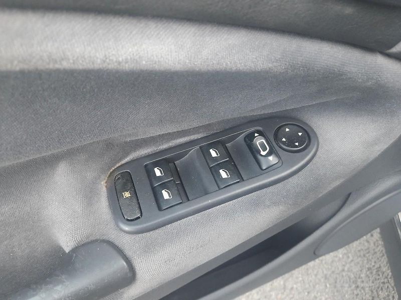 Citroën C5 (2005) 2.0i 16V BREAK - fotka 23 z 23