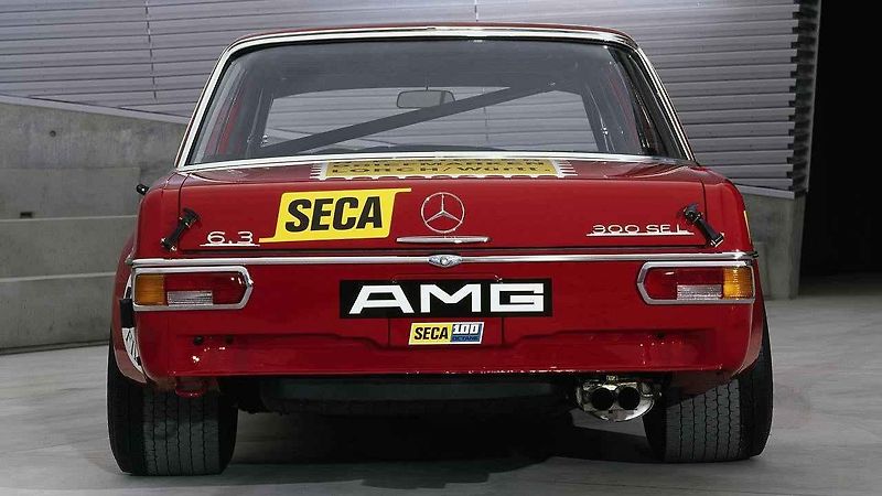 Mercedes-Benz AMG 300 SEL 6.8 „Rudá svině“.
