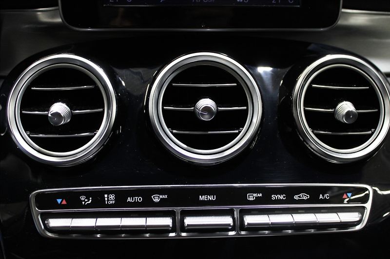 Mercedes-Benz Třídy C 1,6 200d AMG line - fotka 26 z 35