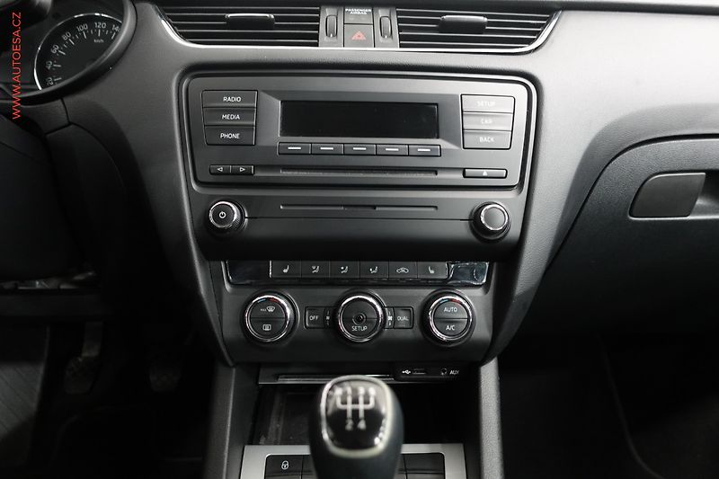 Škoda Octavia (2013) 1.6 TDi, ČR, Elegance - fotka 13 z 23