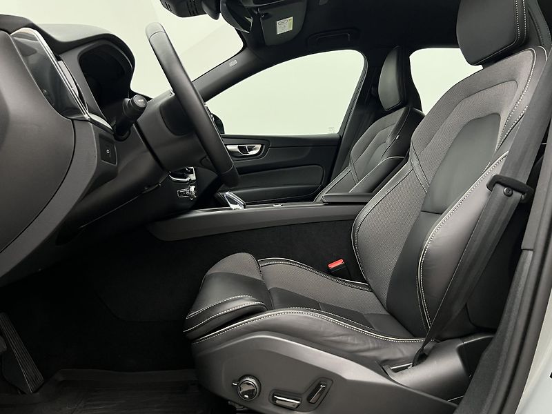 Volvo XC60 B4 AWD DARK PLUS CZ 1. maj. - fotka 3 z 45