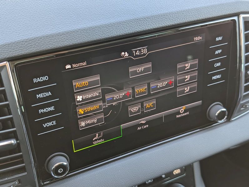 Škoda Karoq (2025) 1,5 TSI / 110 kW Top Selection - fotka 20 z 30