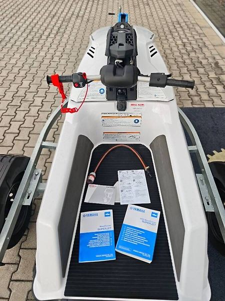 Yamaha SJ 700 SUPER JET (2022) SUPERJET WAWE RUNNER - fotka 11 z 13