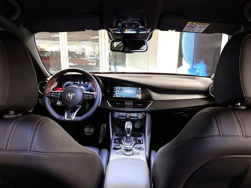 Alfa Romeo Giulia (2026) 2.0T 280k AT8 ZF Q4 4x4 Intens - fotka 22 z 23