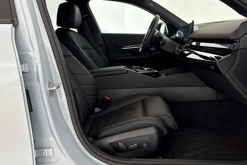 BMW Řada 5 540d xDrive Touring - fotka 13 z 24