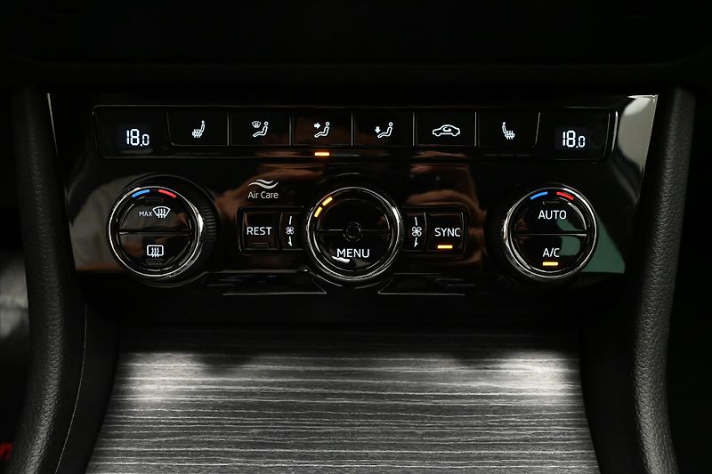 Škoda Superb 2,0 TDI 147 kW DSG 4x4 Style Z - fotka 21 z 30