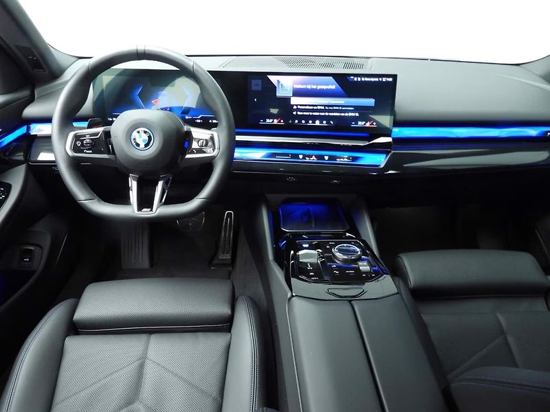 BMW i5 xDrive40 M-Sport 4zon H/K Vent - fotka 10 z 30