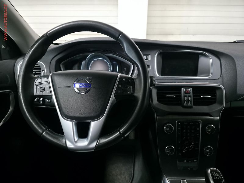 Volvo V40 (2015) 2.0d, Xenon, AC - fotka 13 z 16