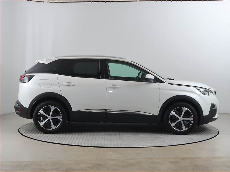 Peugeot 3008 (2019) Allure 1.6 PureTech, Automat - fotka 6 z 17