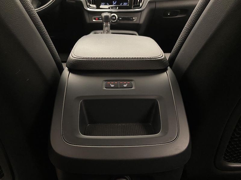 Volvo V90 D4 AWD MOMENTUM AUT  - fotka 30 z 48