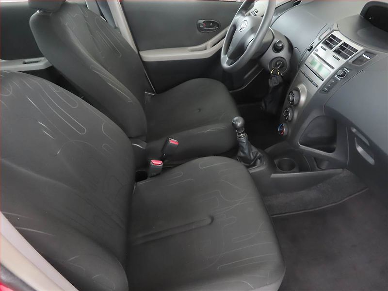 Toyota Yaris (2009) Cool 1.33 Dual VVT-i - fotka 9 z 15