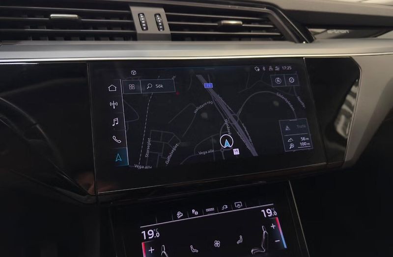 Audi Q8 e-tron 50 Q SoH 95% 360Kam Vzduch LED - fotka 16 z 26
